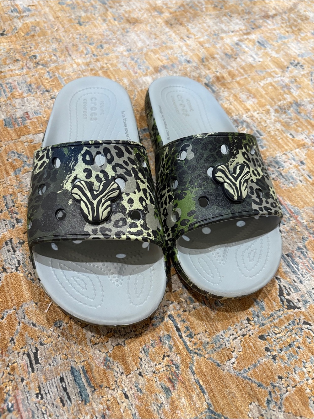 DISNEY CROCS men’s 7 women’s 9 Leopard-Print Slide Sandals in Green and Black